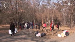 Haine pentru cei nevoiași, agățate în copaci