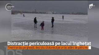 Distracţie periculoasă la Constanţa! Copiii patinează pe unul dintre cele mai mari lacuri din oraş