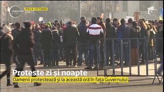 Oamenii protestează în continuare în fața Guvernului