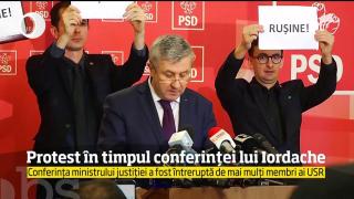 Ministru, SPERIAT de protestatari! Florin Iordache a fost înconjurat de indivizi îmbrăcaţi în negru şi cu tricolorul la gât (VIDEO)