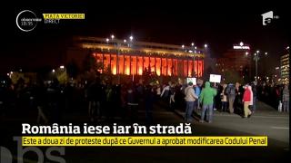 Proteste faţă de decizia puterii de a şterge cu buretele abuzurile demnitarilor şi ale funcţionarilor publici (VIDEO)