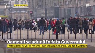 Oamenii se adună şi astăzi în fața Guvernului