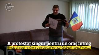 Un tânăr a stârnit un val uriaş de simpatie. A protestat singur, pentru un oraș întreg