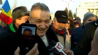 SPECTACOL marca Gigi Becali la protestul din Piaţa Victoriei: Dragnea este "un şmecheraş, un golan de Teleorman", iar Grindeanu, un "căţeluş al lui Dragnea, un roboţel mincinos"