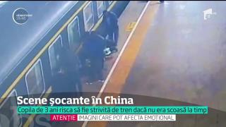 Scene şocante într-o gară din China! O fetiţă a căzut în spaţiul creat între tren şi peron