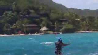 UITE-L CUM ZBOARĂ! Barack Obama, filmat într-o ipostază cu totul neobişnuită (VIDEO, GALERIE FOTO)