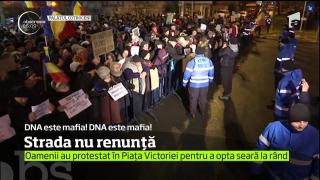 A opta seară de proteste în Piaţa Victoriei din Capitală, unde mii de oameni au cerut demisia Guvernului. Protestele au fost continuat şi la Palatul Cotroceni