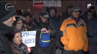 Frigul şi ninsoarea nu i-a ţinut în casă! Mii de oameni au protestat, pentru a noua seară consecutiv, în Bucureşti şi în marile oraşe