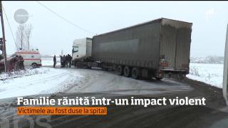 O familie a ajuns la spital! Mașina cu care circulau regulamentar a fost izbită în plin de un TIR