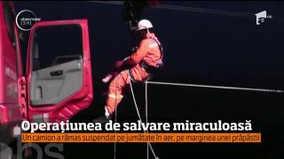 Un camion a rămas suspendat pe jumătate în aer, pe marginea unei prăpăstii! O familie se afla în vehicul (VIDEO)