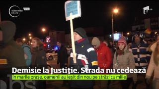 Demisia de la Justiție nu a calmat strada! Protestele continuă şi în Piaţa Victoriei, şi la Palatul Cotroceni