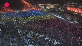 Protest-spectacol în Piața Victoriei, în a 13-a zi! Zeci de mii de manifestanți au format un tricolor uman