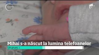A venit pe lume cu... telefonul! Un copil s-a născut la lumina mobilului, în Bihor (VIDEO)