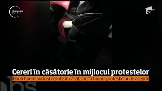 Lacrimi de fericire, la protestul din faţa Guvernului! Un tânăr şi-a cerut în căsătorie iubita în mijlocul manifestaţiilor (VIDEO)