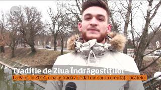 Tradiție de Ziua Îndrăgostiților. Este al patrulea an consecutiv în care se pun lacăte pe Podul Îndrăgostiților