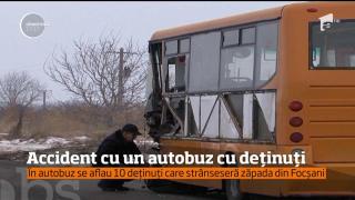 Autobuz cu deținuți, implicat într-un accident. Șoferul a intrat într-un TIR