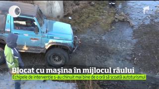 Experienţă de COŞMAR pentru un tânăr care s-a gândit să-şi spele maşina într-un râu