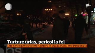 ATENŢIE! Un ţurţure uriaş atârnă de acoperişul unui bloc și se poate desprinde oricând