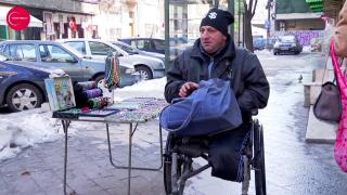 "Nimic nu doare mai mult decât indiferenţa!" Povestea lui Cătălin, bărbatul ţintuit în scaunul cu rotile, ignorat de călători, la metroul din Bucureşti (VIDEO)