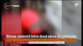 BĂTAIE în faţa şcolii! Două eleve din Buzău şi-au împărţit pumni şi picioare, întreaga scenă fiind filmată de colegi (VIDEO)