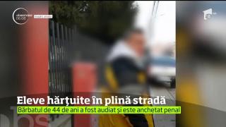 Hărţuite în plină stradă! Un individ s-a dezbrăcat de pantaloni în faţa a trei eleve din Craiova