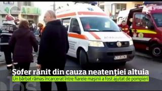 Şofer prins în fiarele maşinii, după ce a fost lovit din plin într-o intersecţie din Constanţa (VIDEO)