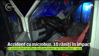 Accident cumplit, în Argeş! Zece oameni au fost răniţi, după ce o maşină s-a izbit frontal cu un microbuz