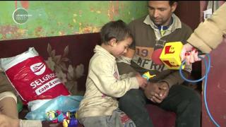 Patru copii din Mureş trăiesc într-o sărăcie cruntă! Casa lor nu are nici baie, nici bucătărie