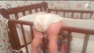 Un bebeluș, expert în evadare! Imaginile au făcut deliciul internauţilor
