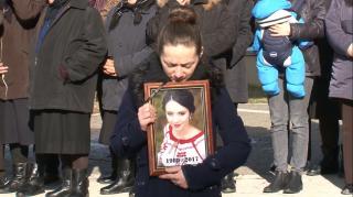 Imagini copleşitoare: soţia primarului din judeţul Iaşi care a murit în mod misterios, a fost înhumată. Moartea ei, dar şi a tatălui edilului, rămân FĂRĂ RĂSPUNS pentru anchetatori (VIDEO)