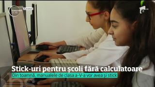 Din toamnă, toate manualele de clasa a V-a vor avea, pe lângă CD-uri, un stick cu alte informaţii decât cele din cărţi