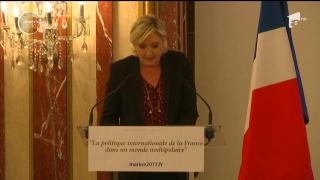 Marine Le Pen, întreruptă din discurs de o activistă topless (VIDEO)