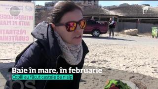 Baie în mare, în luna februarie! Temperaturile de primăvară i-au adus pe români pe plajă