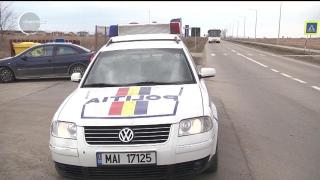 Copil la volan, accident grav. Un băiat de 13 ani s-a suit la volanul unei maşini şi a făcut accident