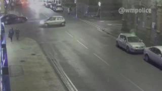 Imagini ŞOCANTE: O fată de 17 ani a fost călcată INTENŢIONAT de un şofer. Tânăra mergea PE TROTUAR (VIDEO)