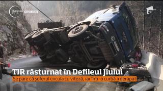 TIR răsturnat în Defileul Jiului. Șoferul circula cu viteză într-o curbă (VIDEO)