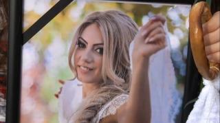 IMAGINI COPLEȘITOARE de la înmormântarea Roxanei, tânăra mămică din Vrancea, care a ales să se sacrifice pentru fetița sa (VIDEO+FOTO)