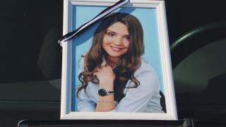 Imagini sfâșietoare: Teodora, studenta de 20 de ani ucisă de o infecție luată din spital, condusă pe ultimul drum de familie, colegi și sutele de prieteni