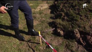 Pământul a luat-o la vale la Izvoarele şi autorităţile nu îi pot ajuta pe oameni