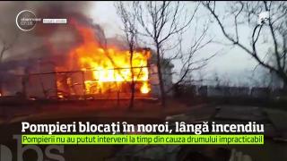 Unui bătrân din Botoşani i-a ars casa pentru că maşina de pompieri s-a împotmolit în noroi, la 200 de metri de incendiu