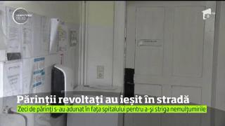 Protest fără precedent la spitalul din Arad. Mamele copiilor internaţi nu mai acceptă bătaia de joc