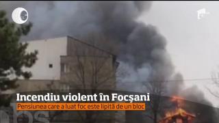 FOC PUTERNIC, la Focşani! O pensiune de lângă un bloc şi o benzinărie, a fost cuprinsă de flăcări (VIDEO)