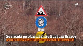 RESTRICŢII de circulaţie pe DN 10. Drumul care face legătura între Buzău şi Braşov s-a SURPAT din cauza unei alunecări de teren