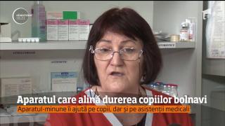 Gest EMOŢIONANT! O familie a donat un aparat care alină durerea copiilor bolnavi, în memoria copilului lor, care a fost internat în acelaşi spital