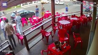 VIDEO: O femeie înşelată a stârnit adevărate LUPTE ÎN STRADĂ