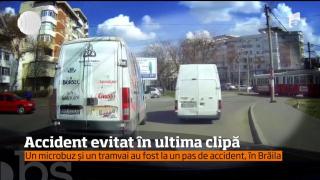 Un microbuz și un tramvai, la un pas de accident!