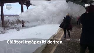 Călători înzăpeziți de tren! Imagini SPECTACULOASE de pe peronul unei gări