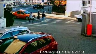 Eleve au fost spulberate de un taxi chiar pe trecerea de pietoni!