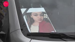 VIDEO SFÂŞIETOR! Zeci de liceeni au plâns în hohote la înmormântarea adolescentei din Sibiu căzută de pe bloc! Părinţii fetei sunt distruşi