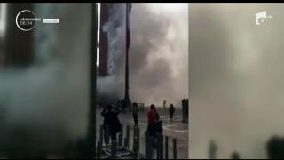 Doi hoţi au detonat FUMIGENE, ca să scape după ce au comis un jaf la un magazin de bijuterii (VIDEO)